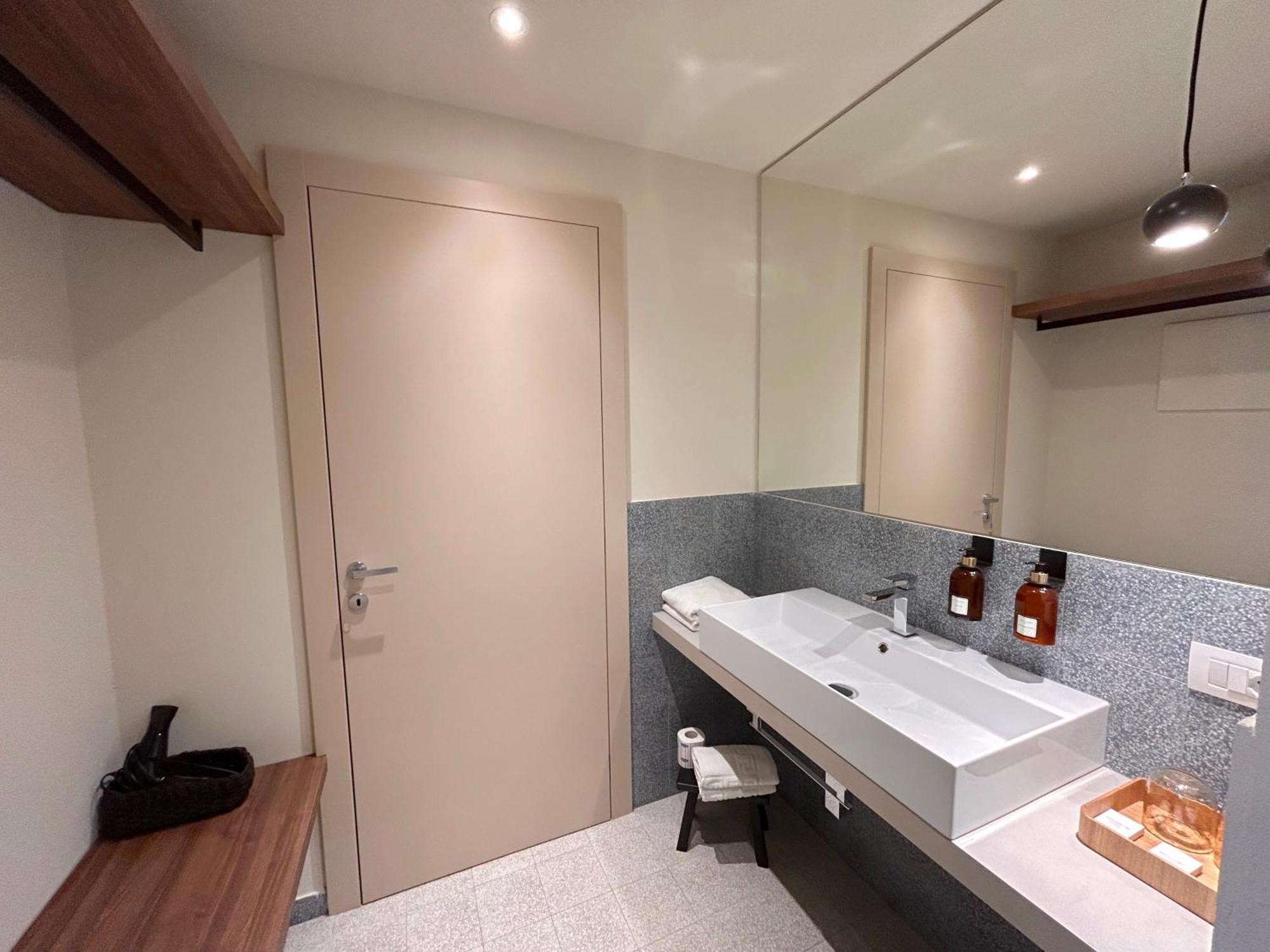 The Lake Suites Com - Luxury Stay In ラツィーゼ エクステリア 写真
