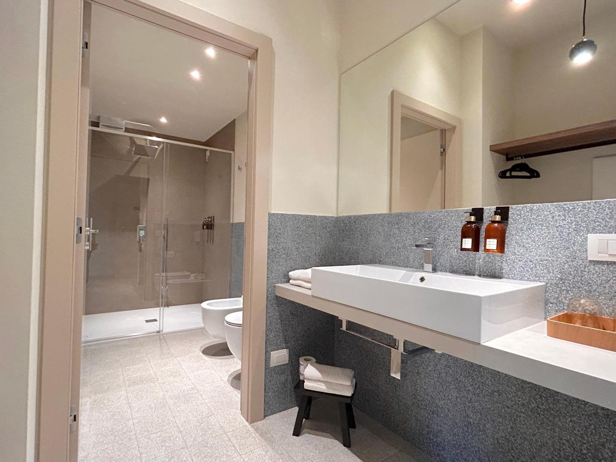 The Lake Suites Com - Luxury Stay In ラツィーゼ エクステリア 写真