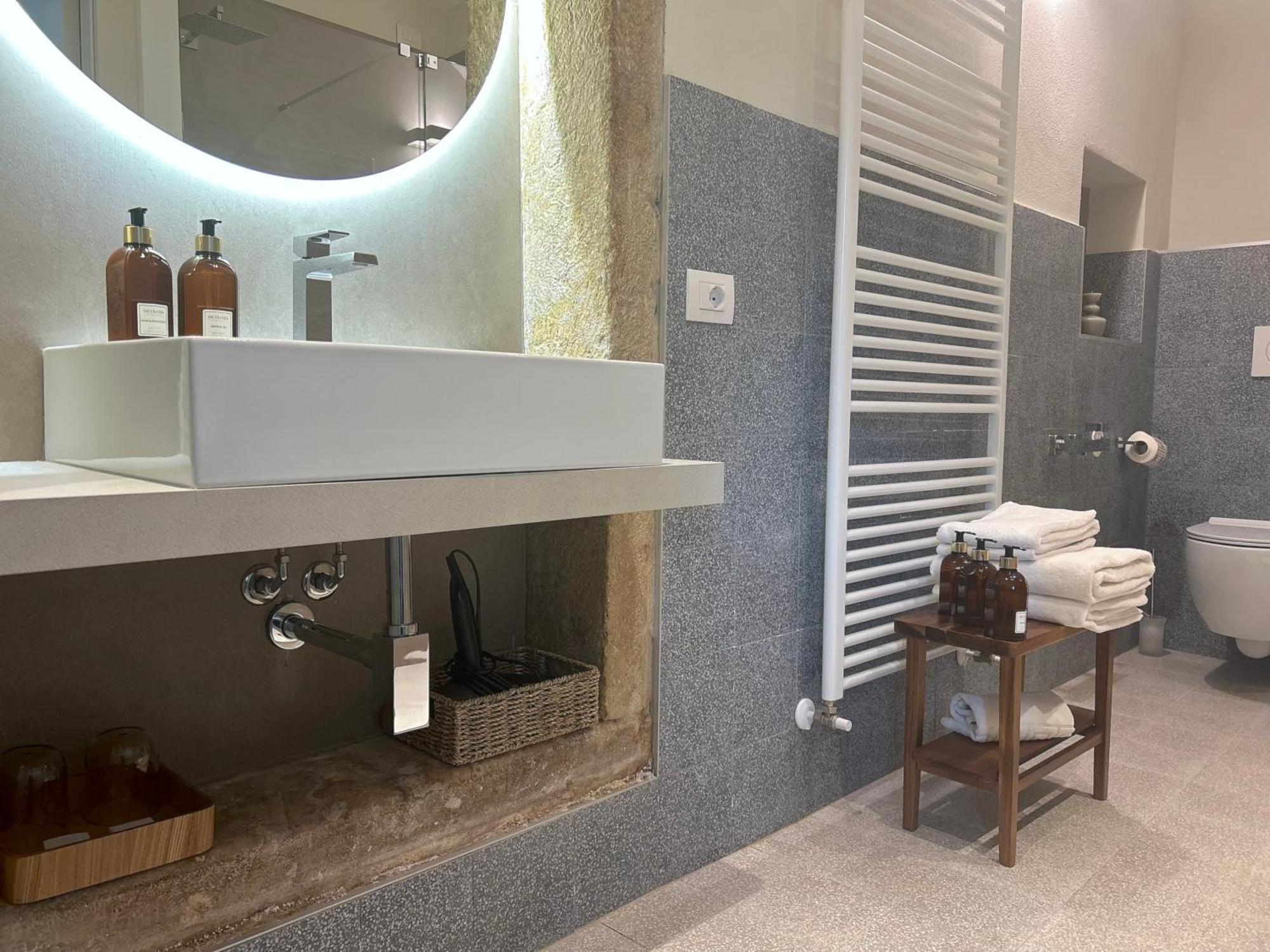 The Lake Suites Com - Luxury Stay In ラツィーゼ エクステリア 写真